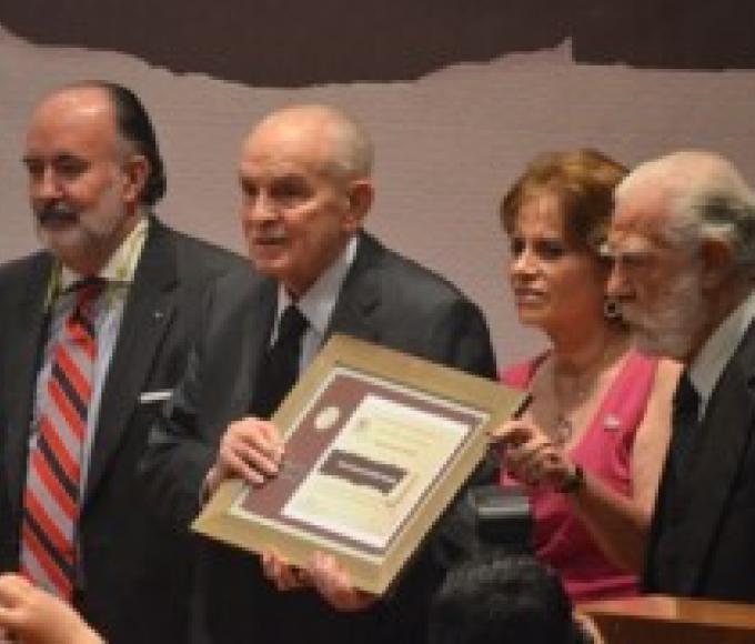 Don Lorenzo Servitje recibiendo reconocimiento