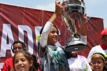 Torneo Futbolito Bimbo con la copa 